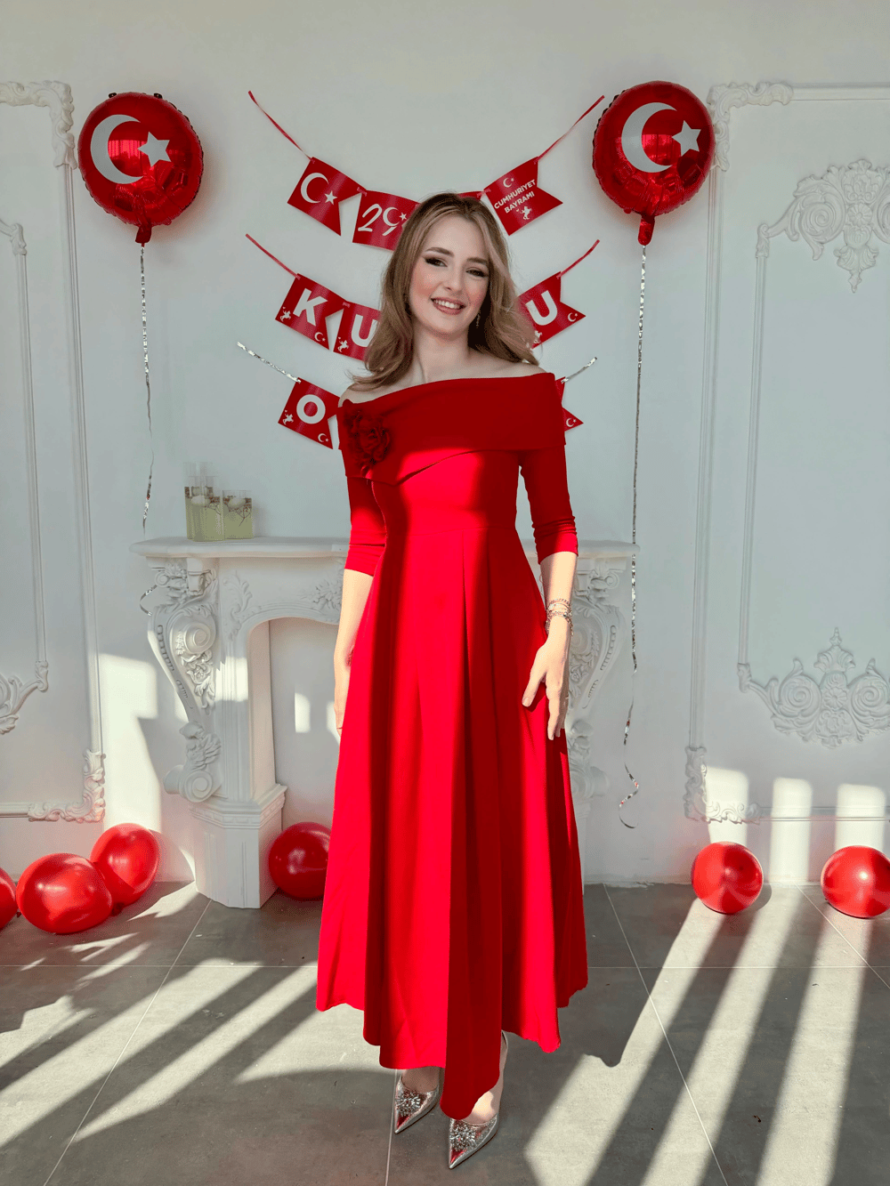Madonna Yaka Gül Detaylı Kırmızı Elbise