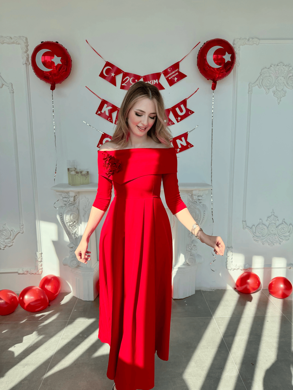 Madonna Yaka Gül Detaylı Kırmızı Elbise