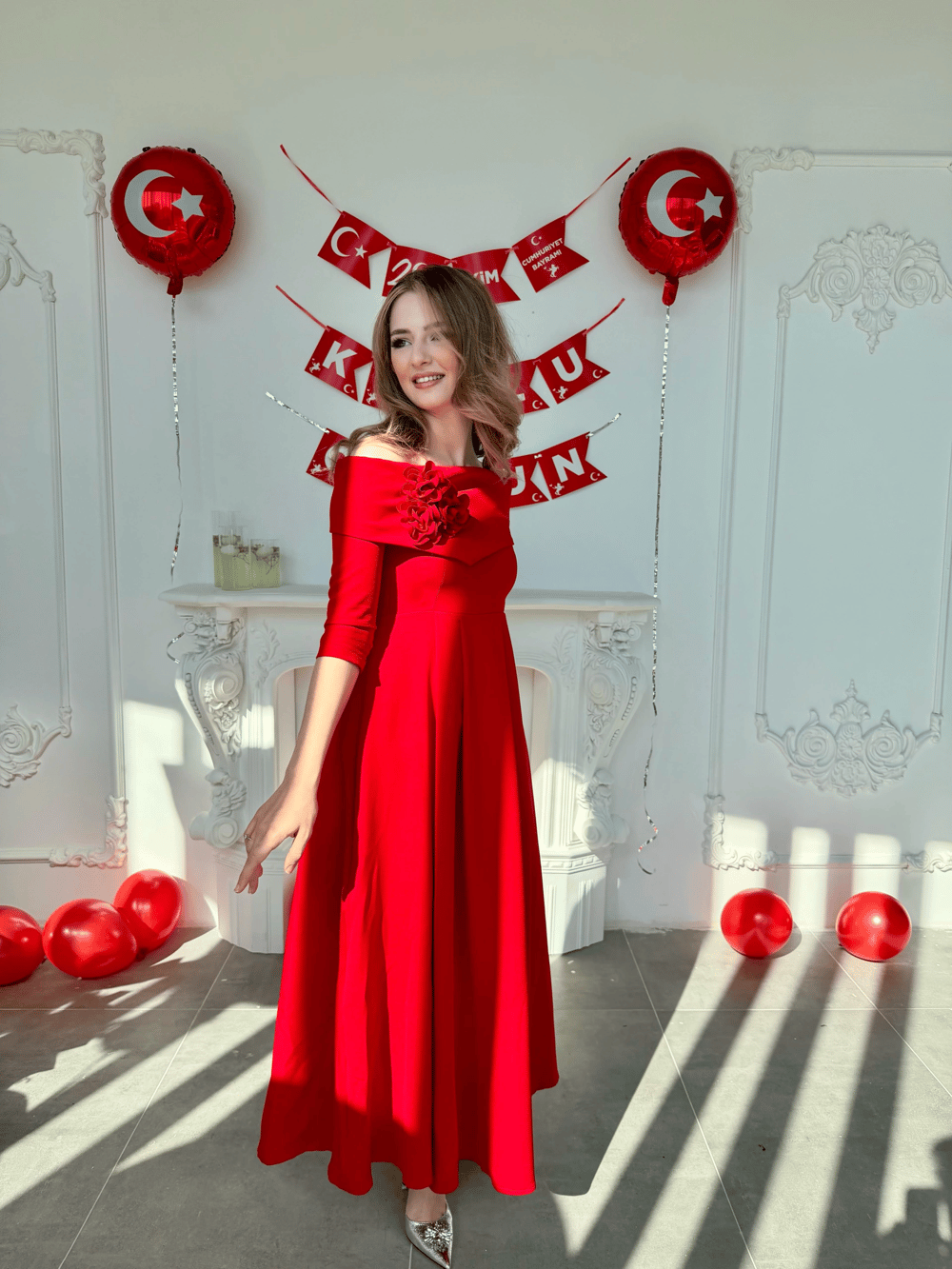 Madonna Yaka Gül Detaylı Kırmızı Elbise