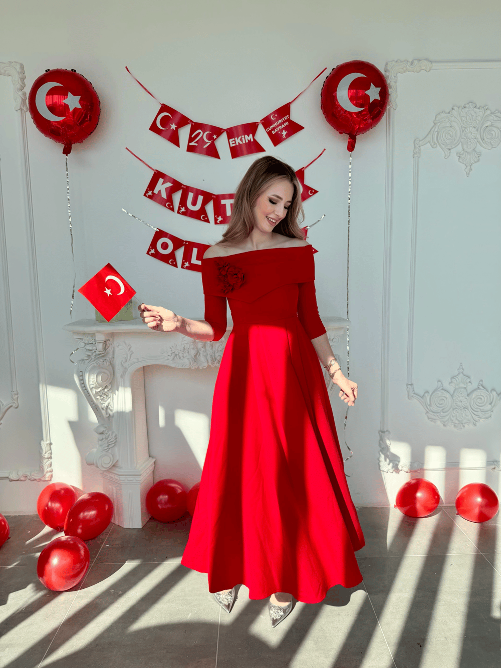 Madonna Yaka Gül Detaylı Kırmızı Elbise