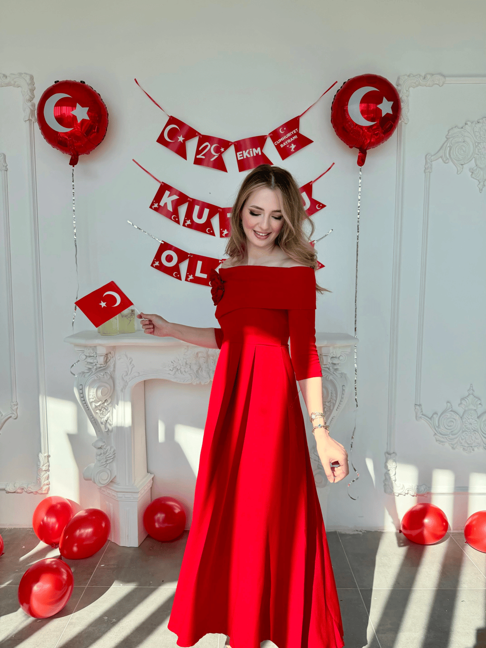 Madonna Yaka Gül Detaylı Kırmızı Elbise