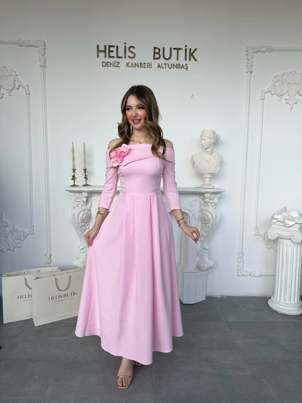 Madonna Yaka Gül Detaylı Pembe Elbise