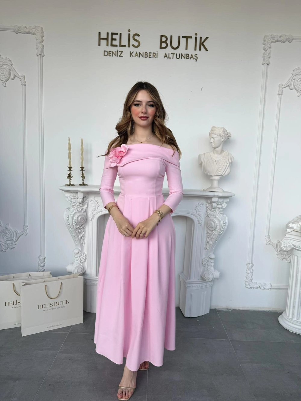 Madonna Yaka Gül Detaylı Pembe Elbise