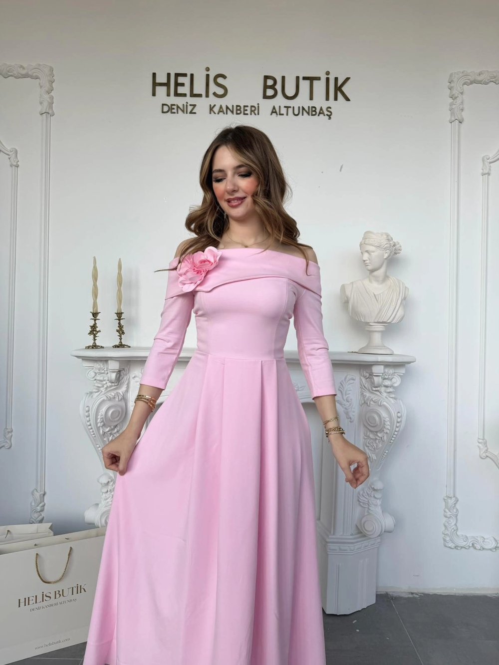 Madonna Yaka Gül Detaylı Pembe Elbise