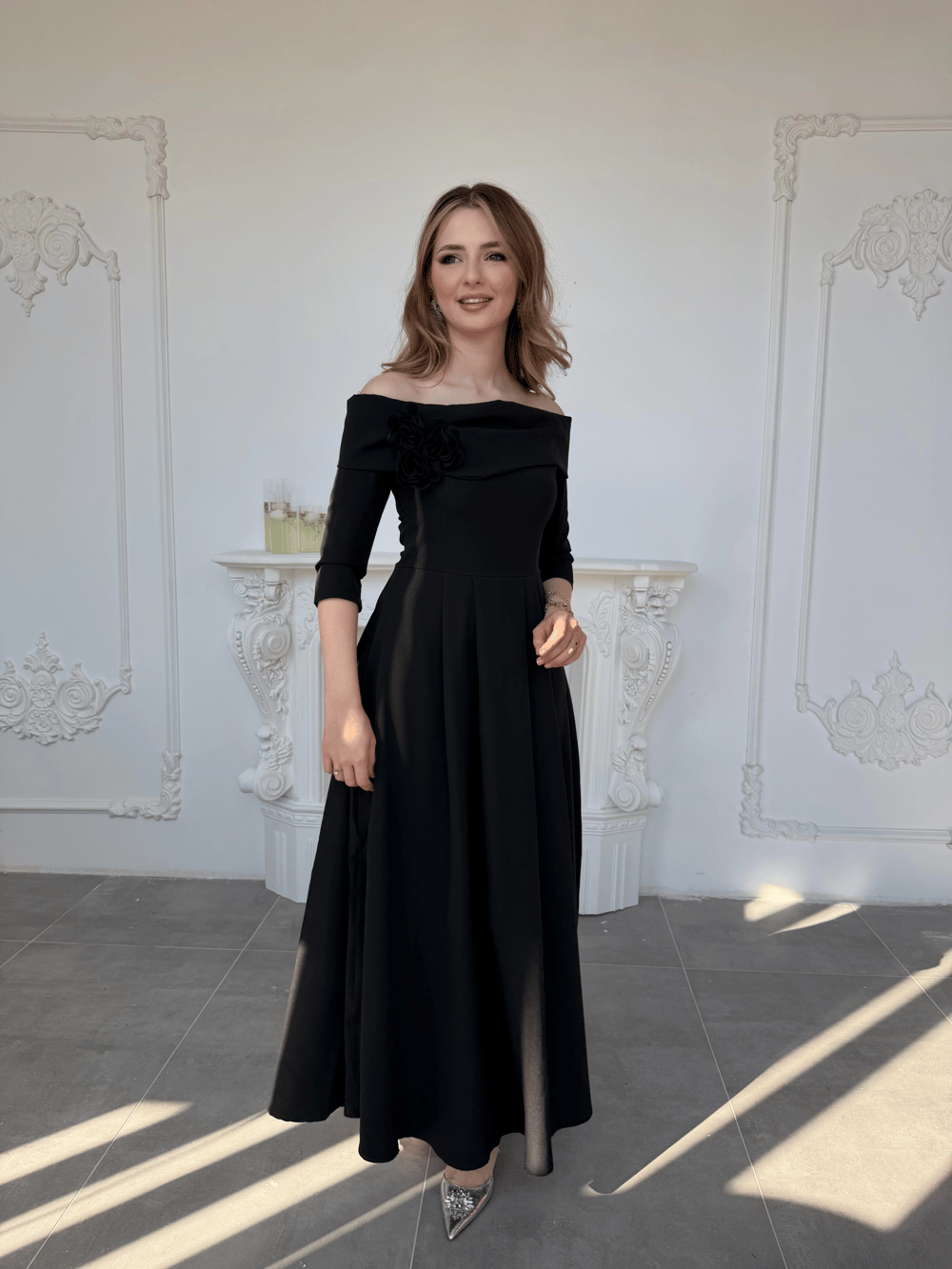 Madonna Yaka Gül Detaylı Siyah Elbise