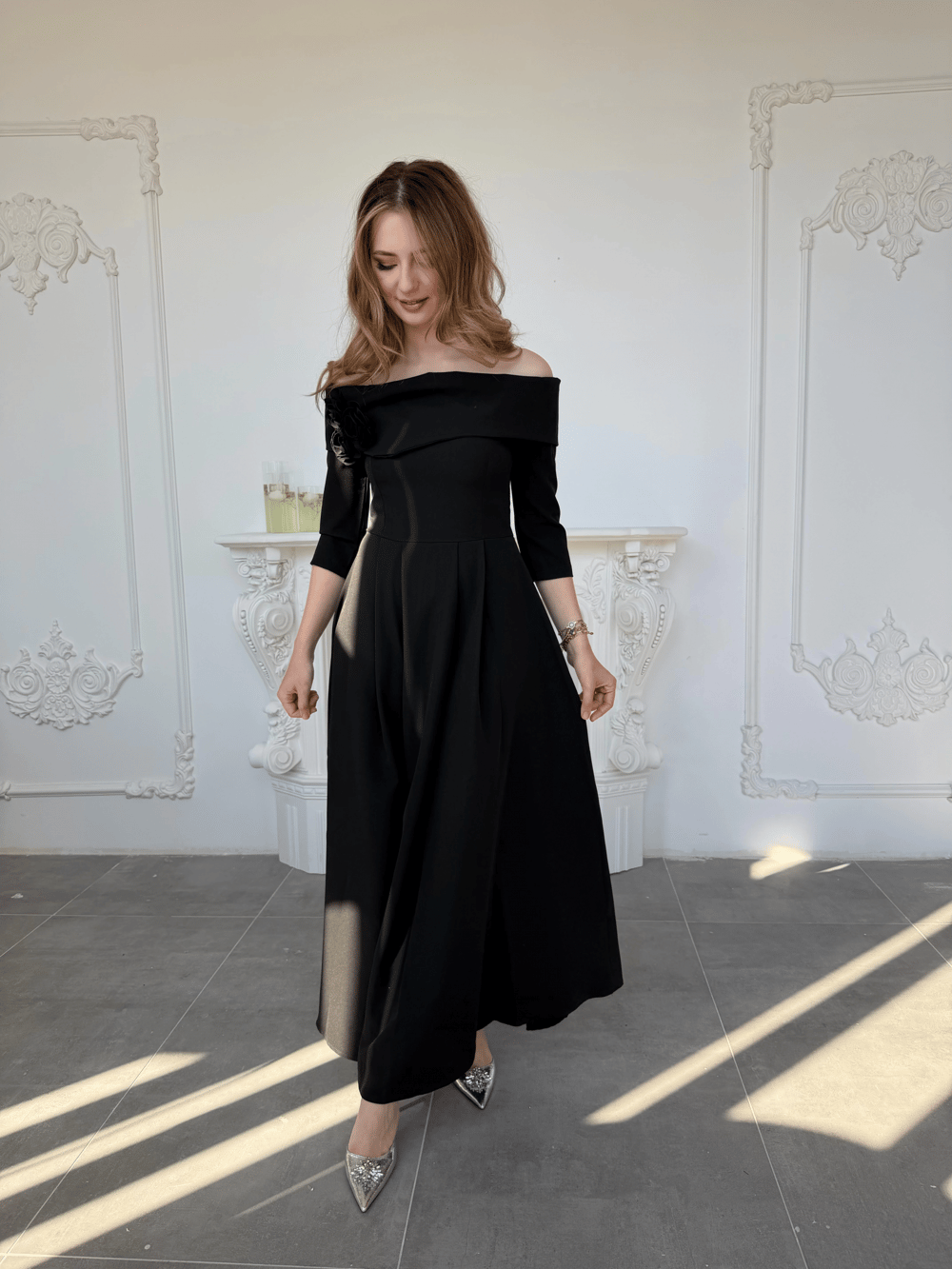 Madonna Yaka Gül Detaylı Siyah Elbise