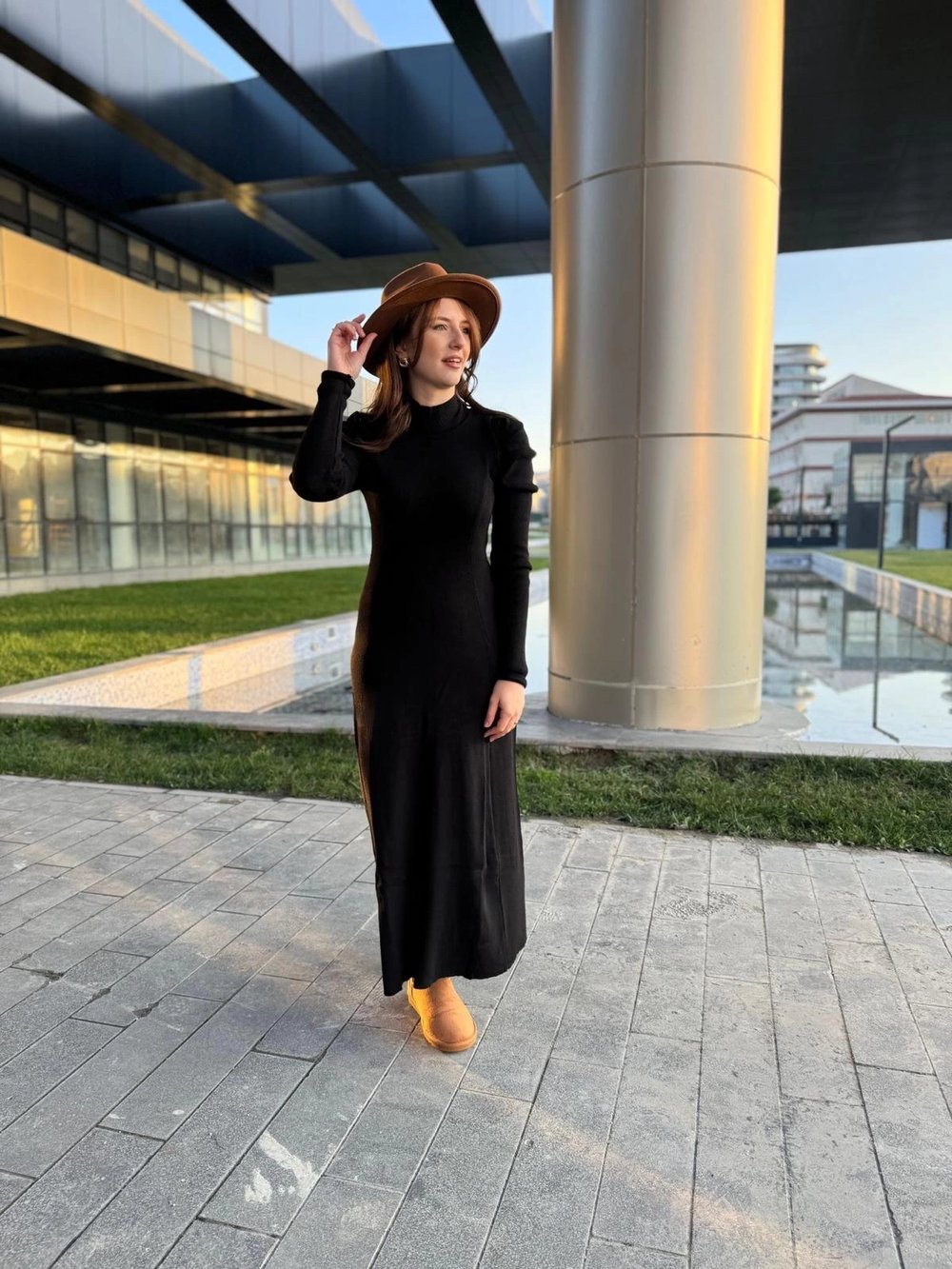 Omuz Detaylı Boğazlı Siyah Triko Elbise