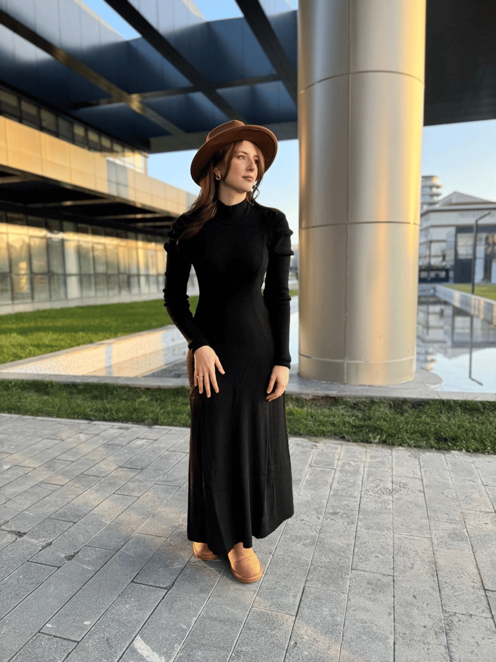 Omuz Detaylı Boğazlı Siyah Triko Elbise