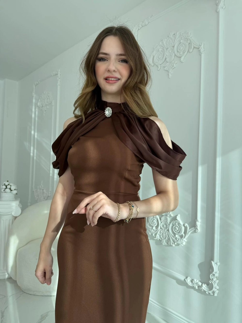 Omuz Detaylı Yaka Broşlu Kahve Abiye Elbise