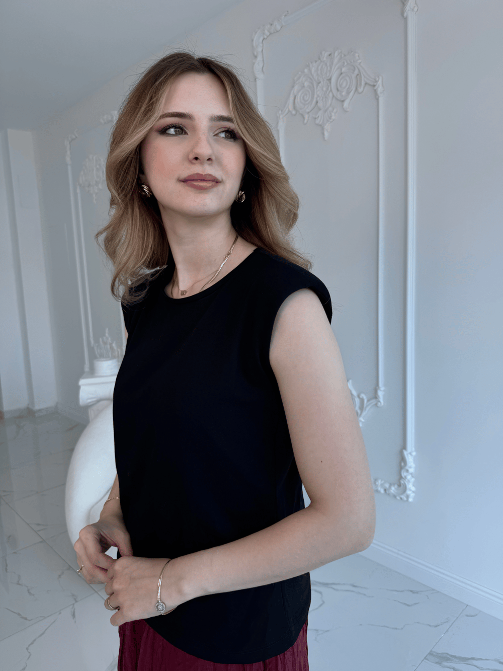 Omuzları Vatkalı Siyah Tshirt