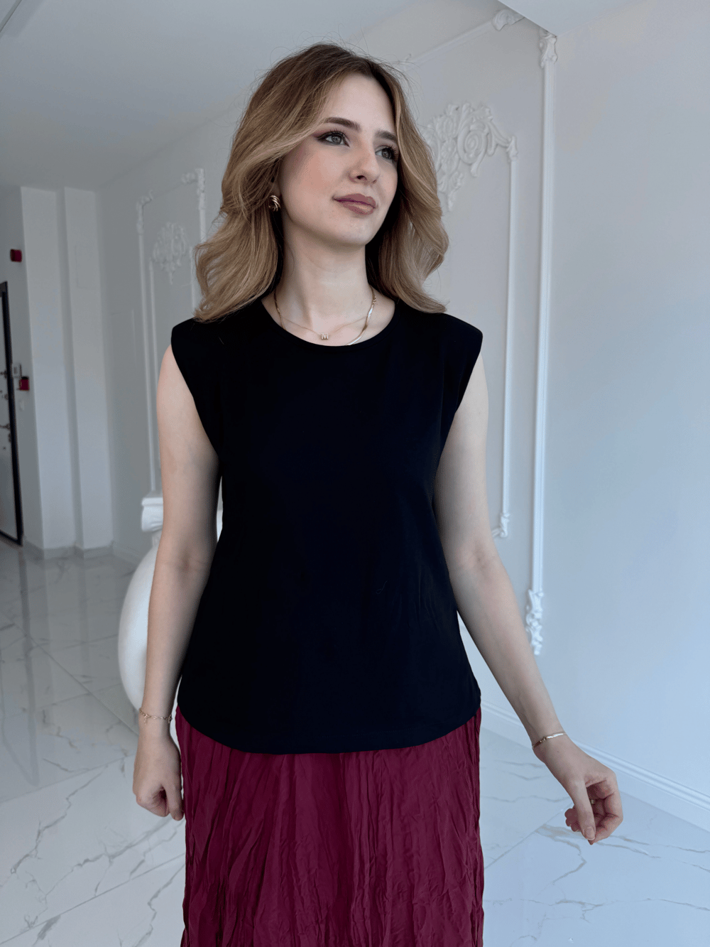 Omuzları Vatkalı Siyah Tshirt