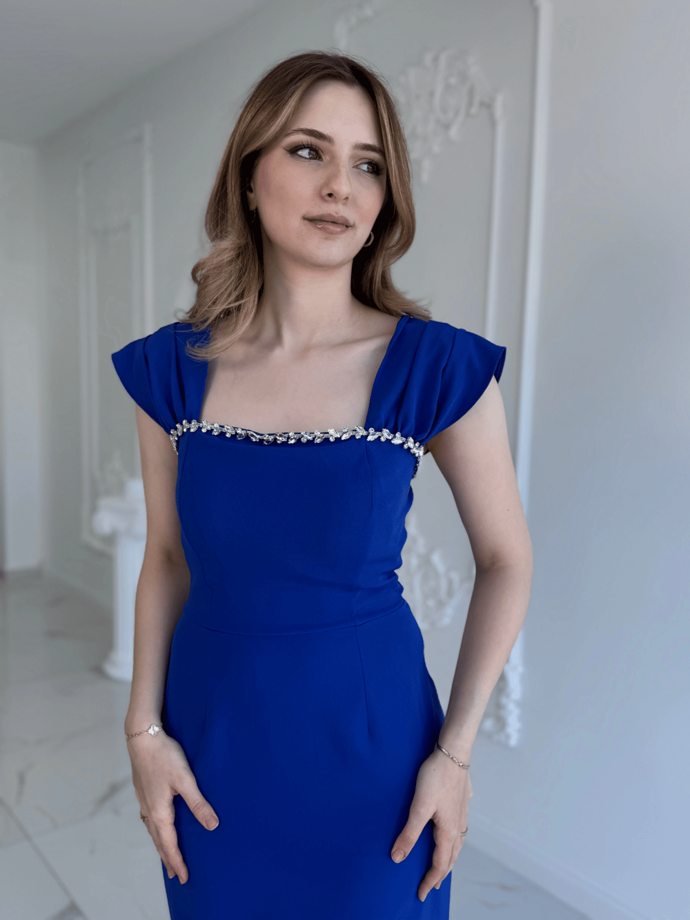 Saks Maxi Boy yaka taş detaylı uzun elbise
