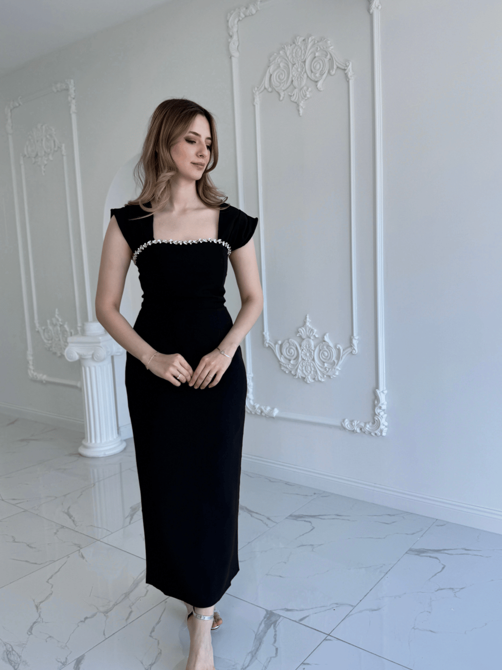 Siyah Maxi boy yaka taş detaylı uzun elbise