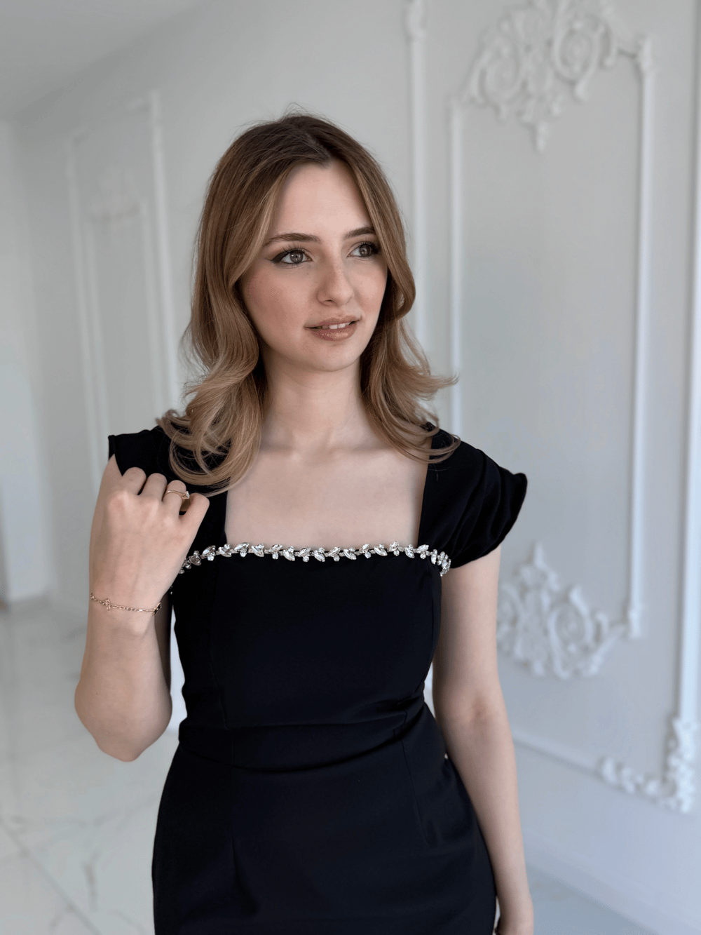 Siyah Maxi boy yaka taş detaylı uzun elbise