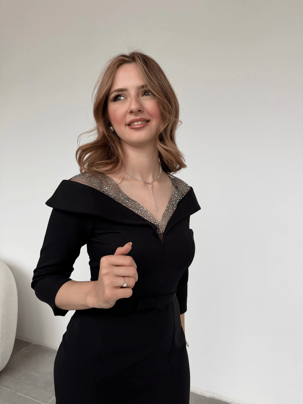 Yaka Tül Taş Detaylı Siyah Midi Boy Elbise