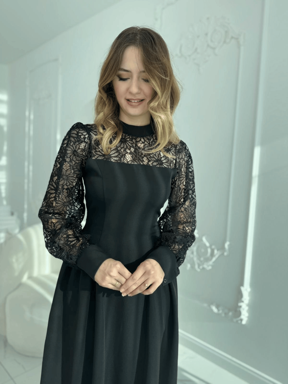 Yaka ve Kol Dantel Detaylı Prenses Kesim Siyah Elbise