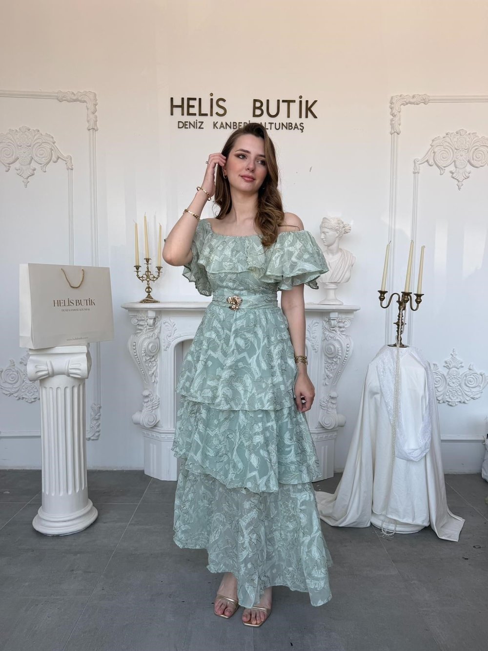 Kayık Yaka Kat Kat Volanlı Gold Nakışlı Elbise - Mint