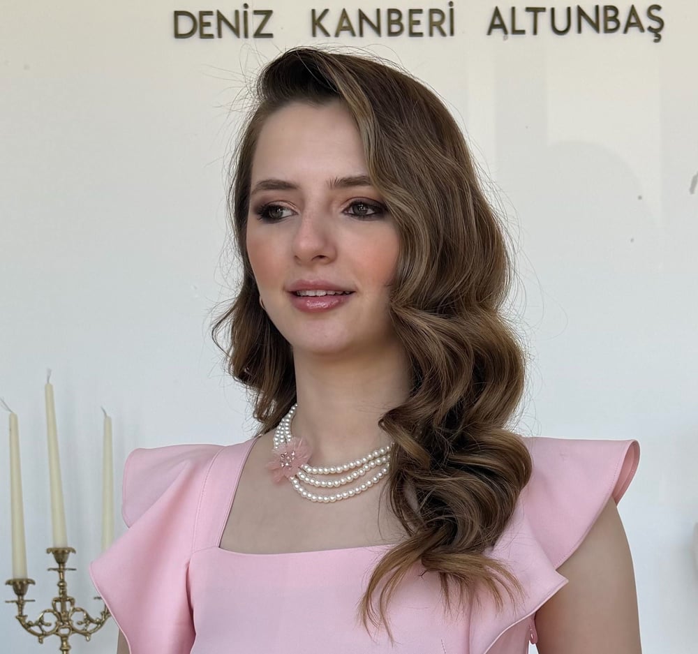 Pembe Çiçek Detaylı Üç Sıra İnci Kolye