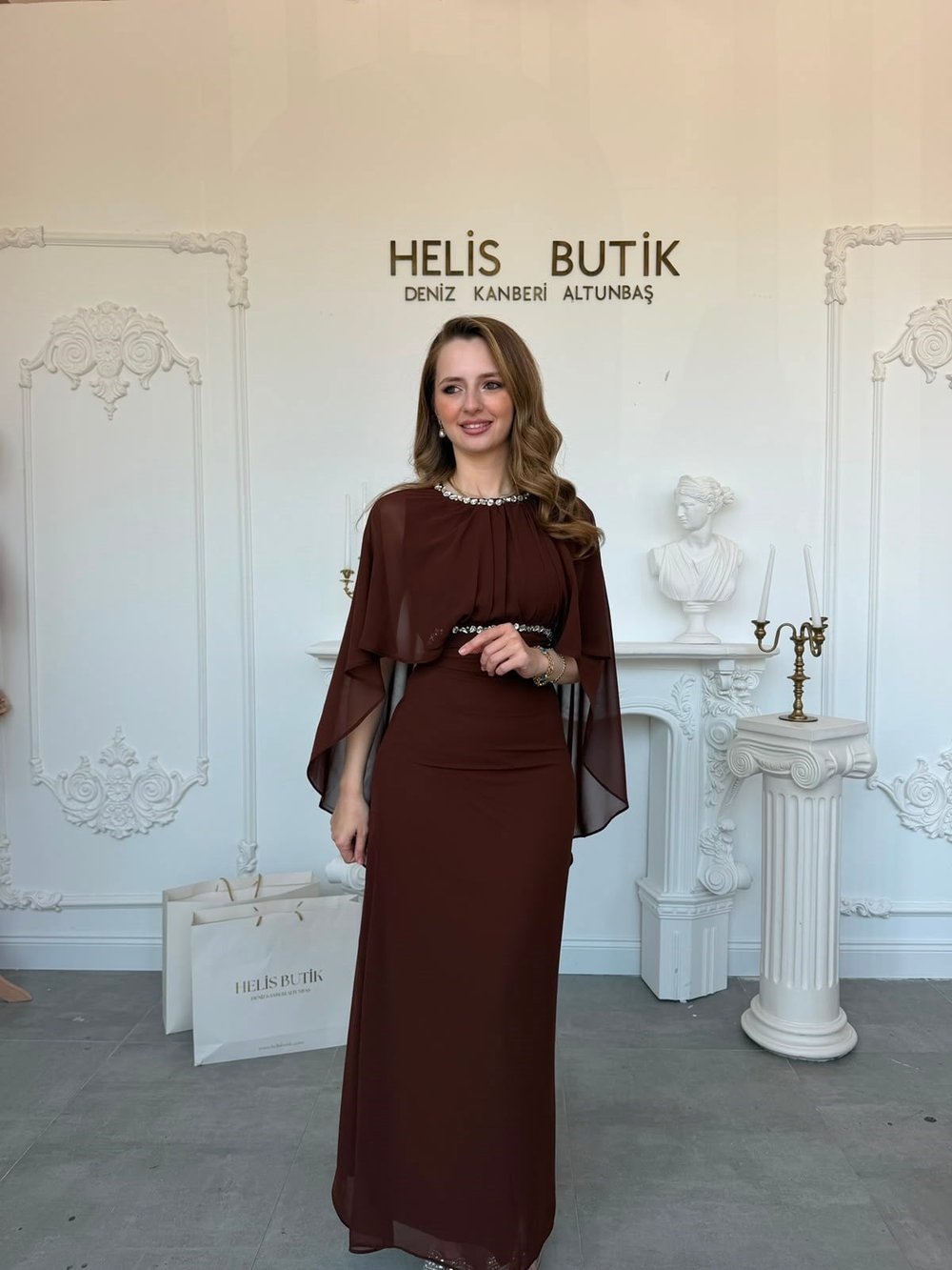 Şifon Pelerin Kollu Boyun ve Bel Taş İşlemeli Kahve Elbise