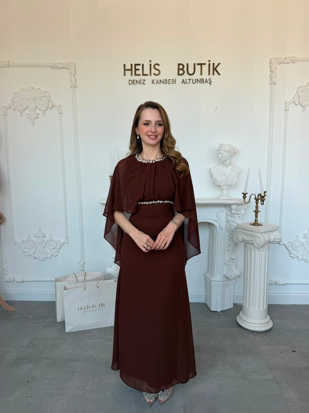 Şifon Pelerin Kollu Boyun ve Bel Taş İşlemeli Kahve Elbise