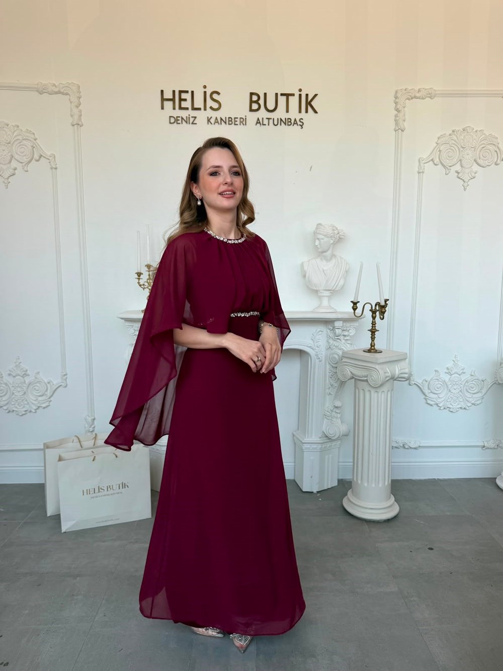 Şifon Pelerin Kollu Boyun ve Bel Taş İşlemeli Bordo Elbise