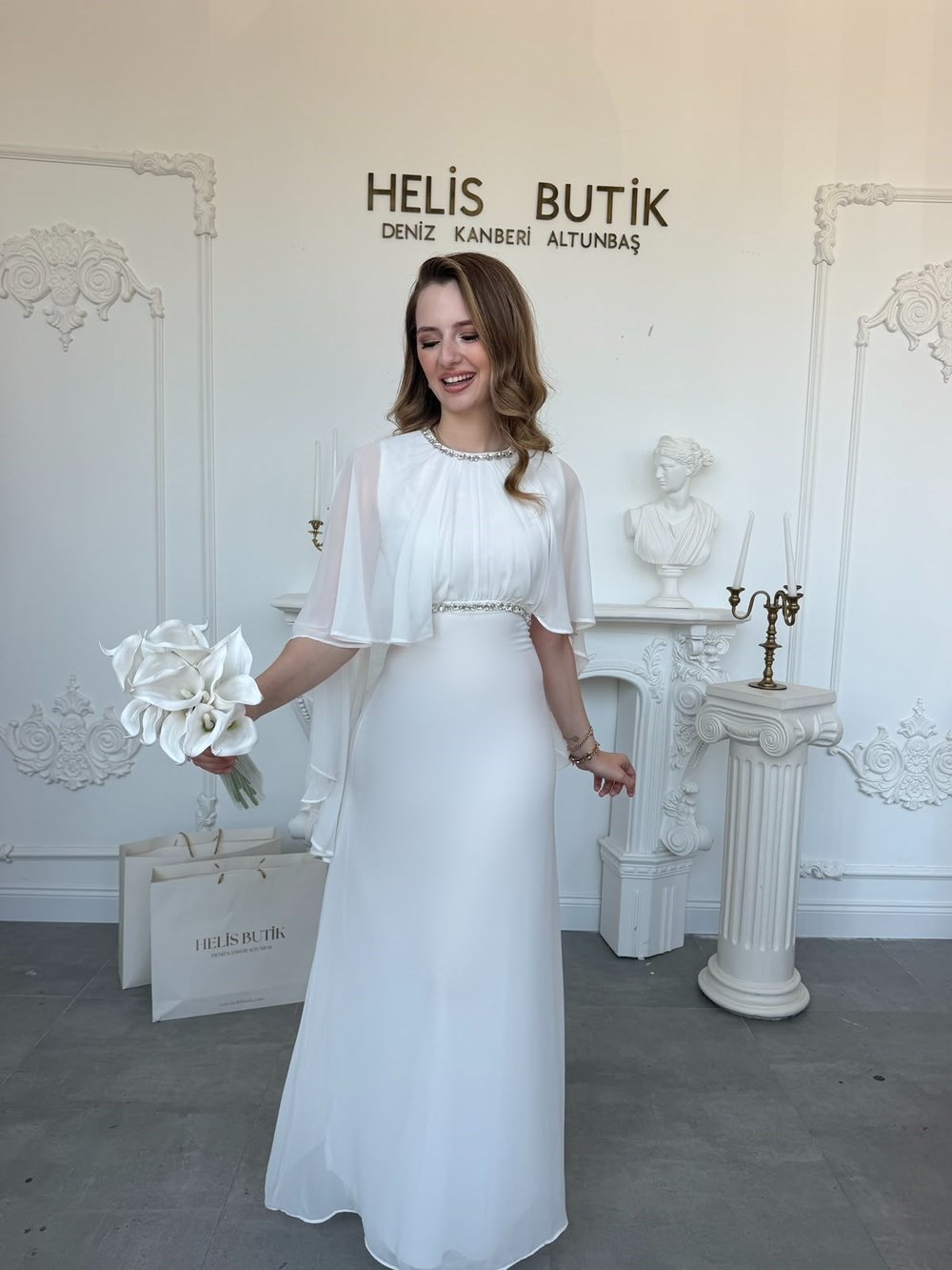 Şifon Pelerin Kollu Boyun ve Bel Taş İşlemeli Beyaz Elbise
