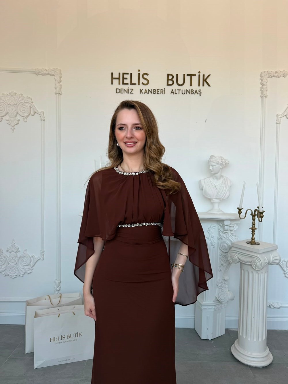 Şifon Pelerin Kollu Boyun ve Bel Taş İşlemeli Kahve Elbise