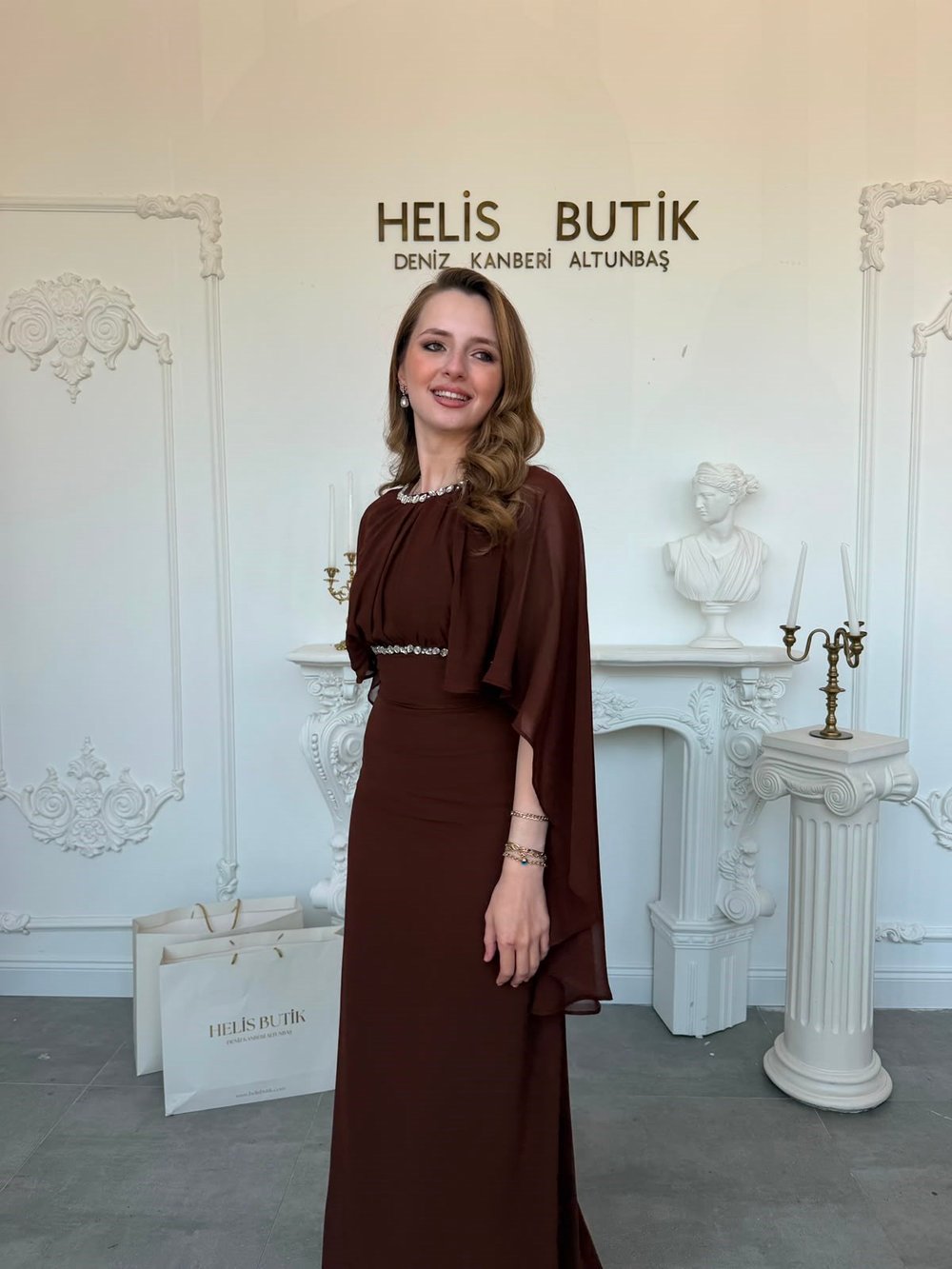 Şifon Pelerin Kollu Boyun ve Bel Taş İşlemeli Kahve Elbise