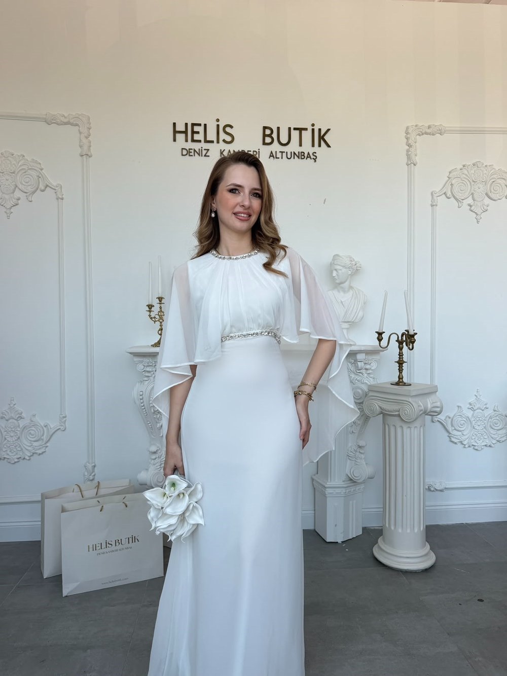 Şifon Pelerin Kollu Boyun ve Bel Taş İşlemeli Beyaz Elbise