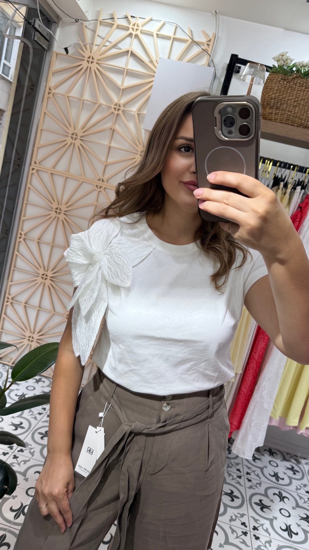 Beyaz Büyük Çiçek  Omuzlu Bluz