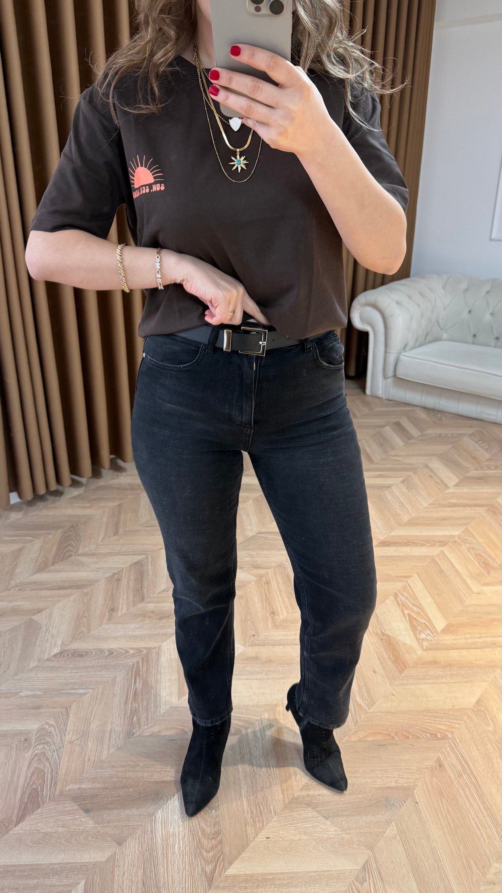 Kemerli Siyah Taşlamalı Mom Jean 
