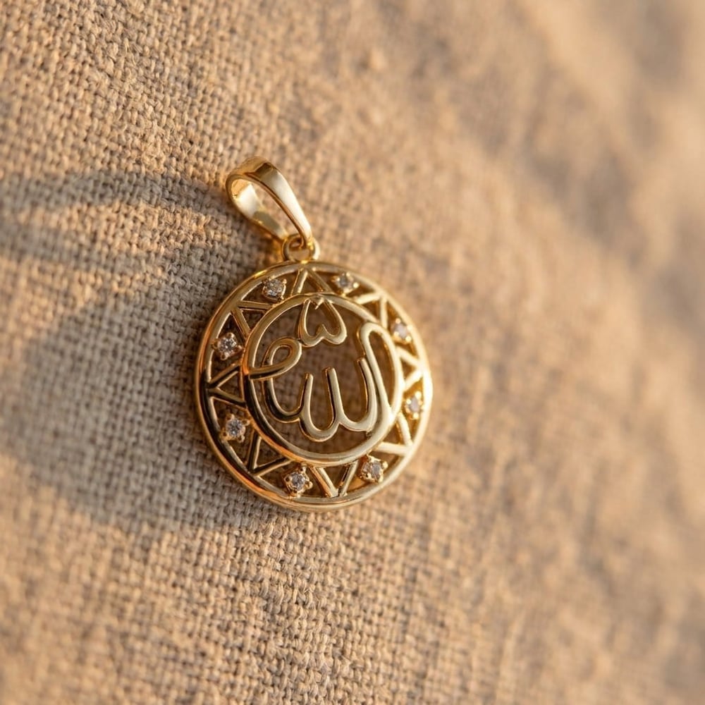 Allah Yazılı Zirkon Taşlı Kolye Ucu - 14k Altın Kaplama - 18 x 26 mm