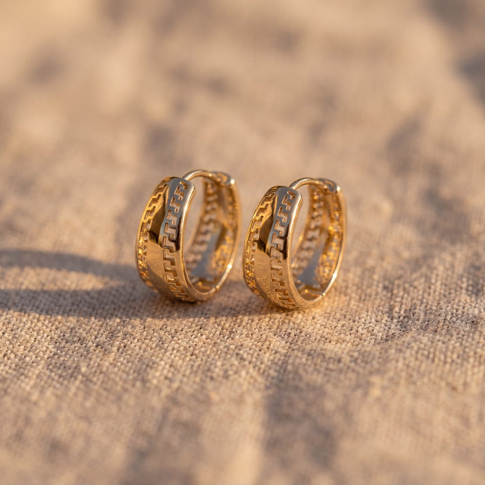 Antik Yunan Desenli Kalın Çelik Halka Küpe  - 14k Altın Kaplama - 18 mm çap