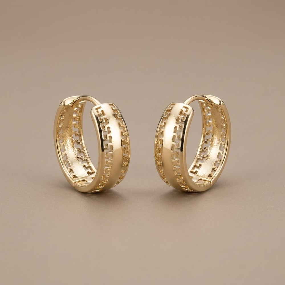 Antik Yunan Desenli Kalın Çelik Halka Küpe  - 14k Altın Kaplama - 18 mm çap