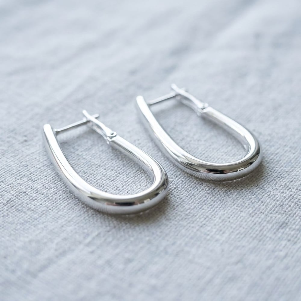 Parlak Yüzeyli Oval Klipsli Küpe  - Beyaz Altın Kaplama - 33 mm