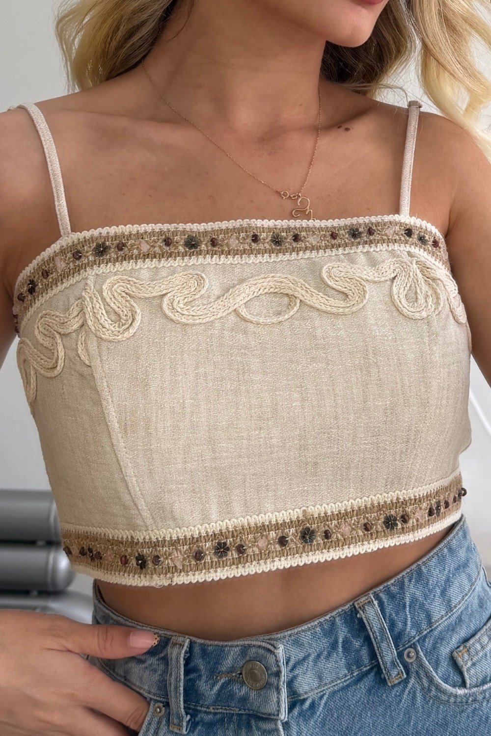 BEJ RENGİ İŞLEMELİ ŞERİT DETAYLI ASKILI CROP BÜSTİYER