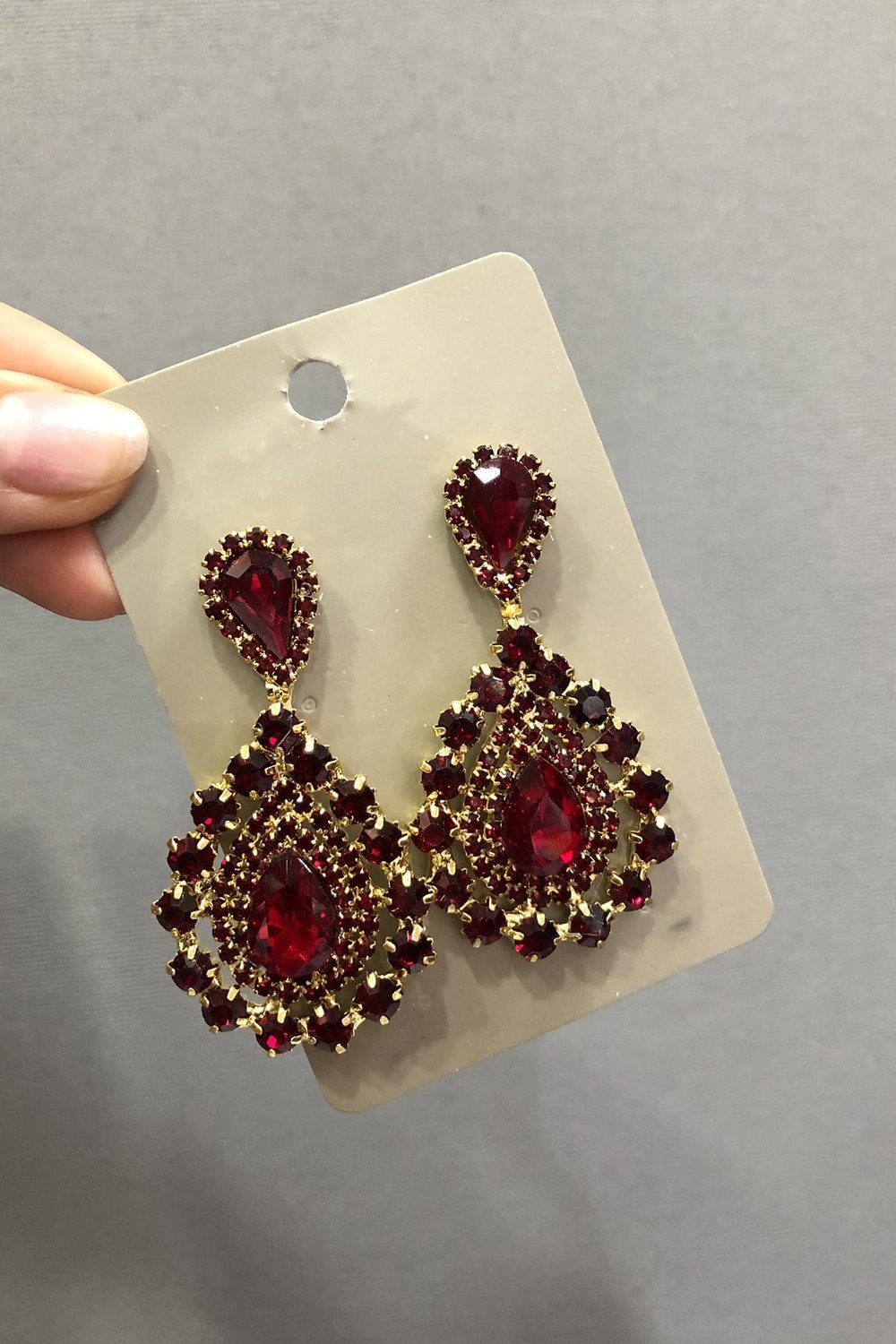 Bordo Kristal Cam Taşlı Altın Sarısı Küpe
