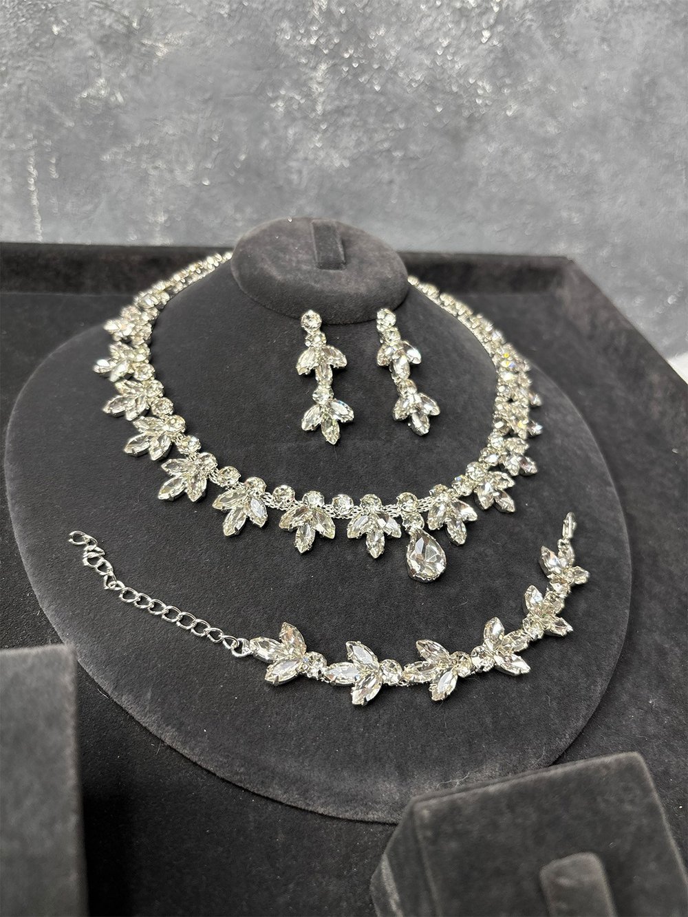 Gümüş Rengi Taşlı Kolye Küpe Bileklik Set Gösterişli Lüks Gelin Nişan Davet Takı