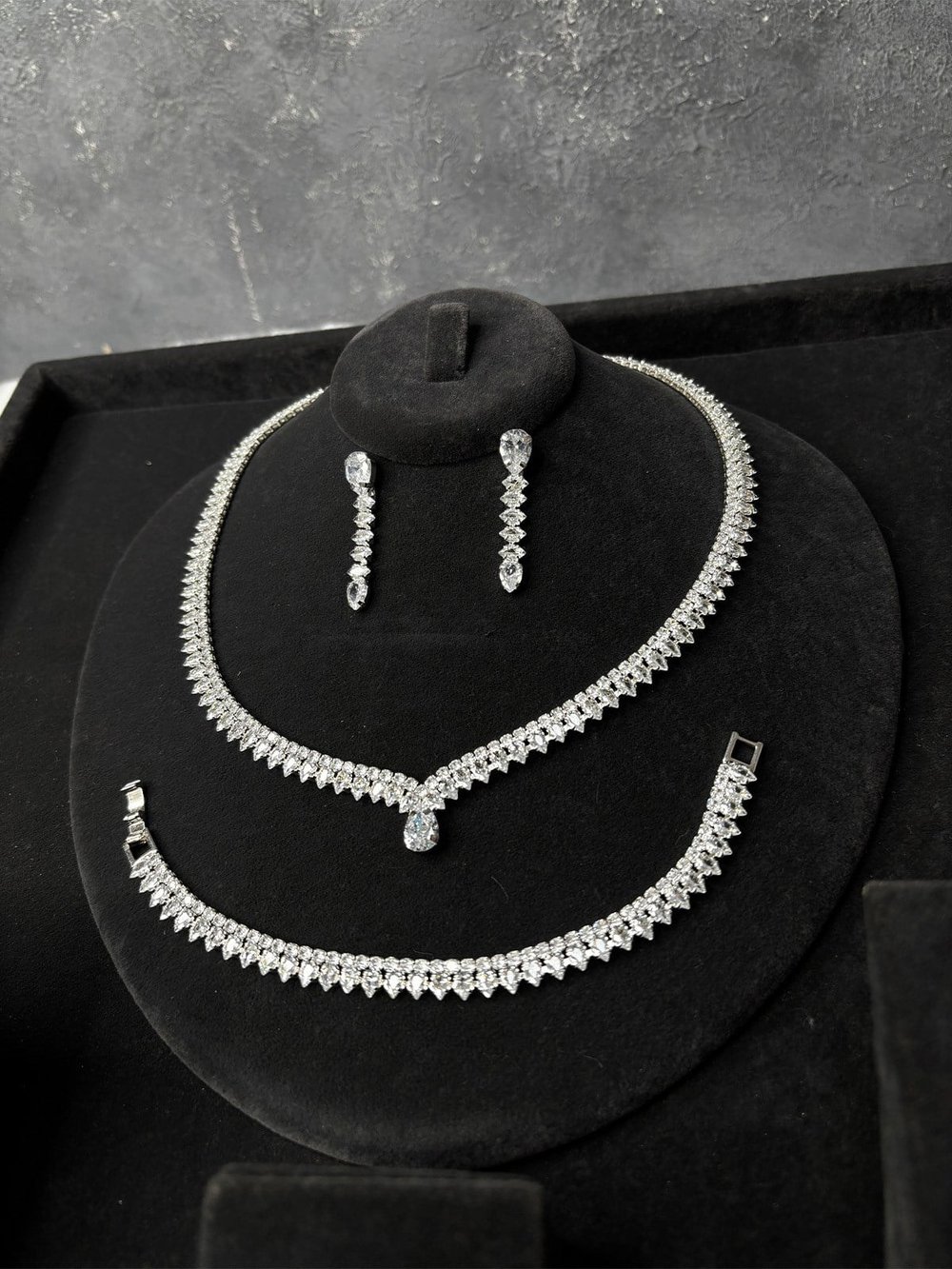 Gümüş Rengi Zirkon Taşlı Kolye Küpe Bileklik Set Lüks Işıltılı Gelin Düğün Takı