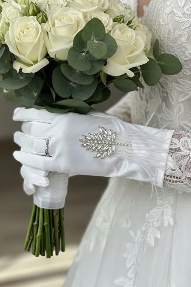 Saten Gelin Eldiveni - Kristal Taşlı Yaprak ve Tüy Detaylı Lüks Nikah Eldiveni