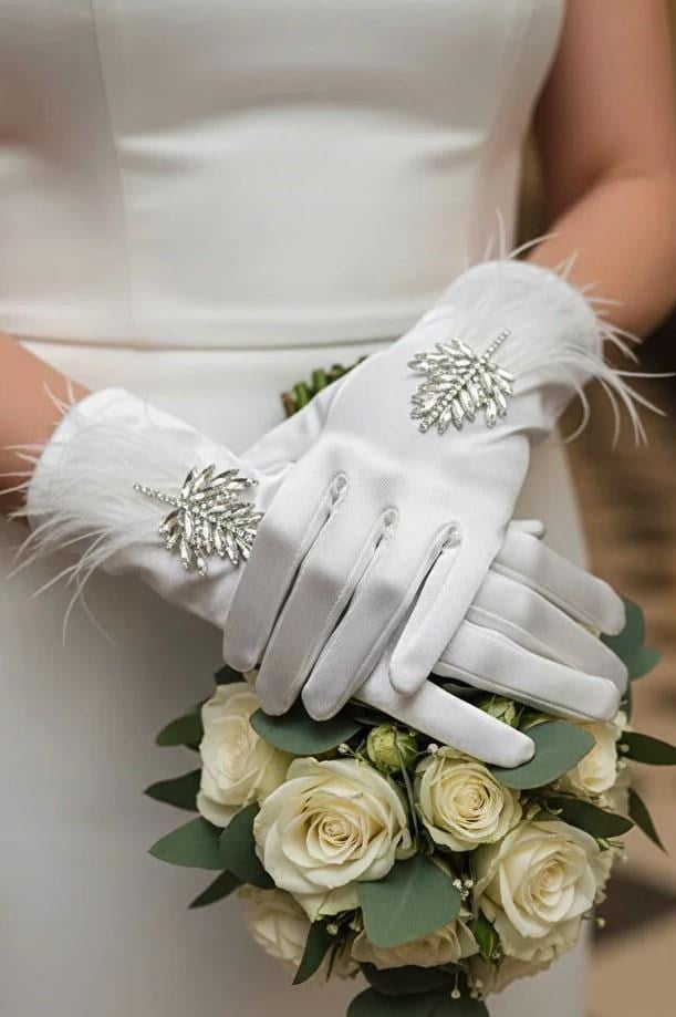 Saten Gelin Eldiveni - Kristal Taşlı Yaprak ve Tüy Detaylı Lüks Nikah Eldiveni