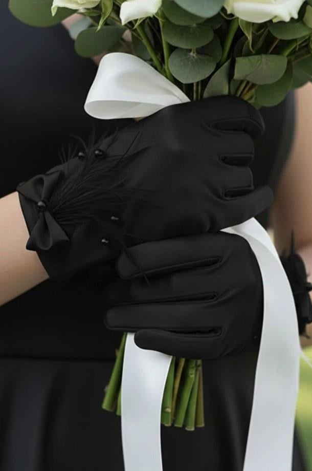 Tüy ve Fiyonk Detaylı Victoria İncili Saten Gelin Eldiveni