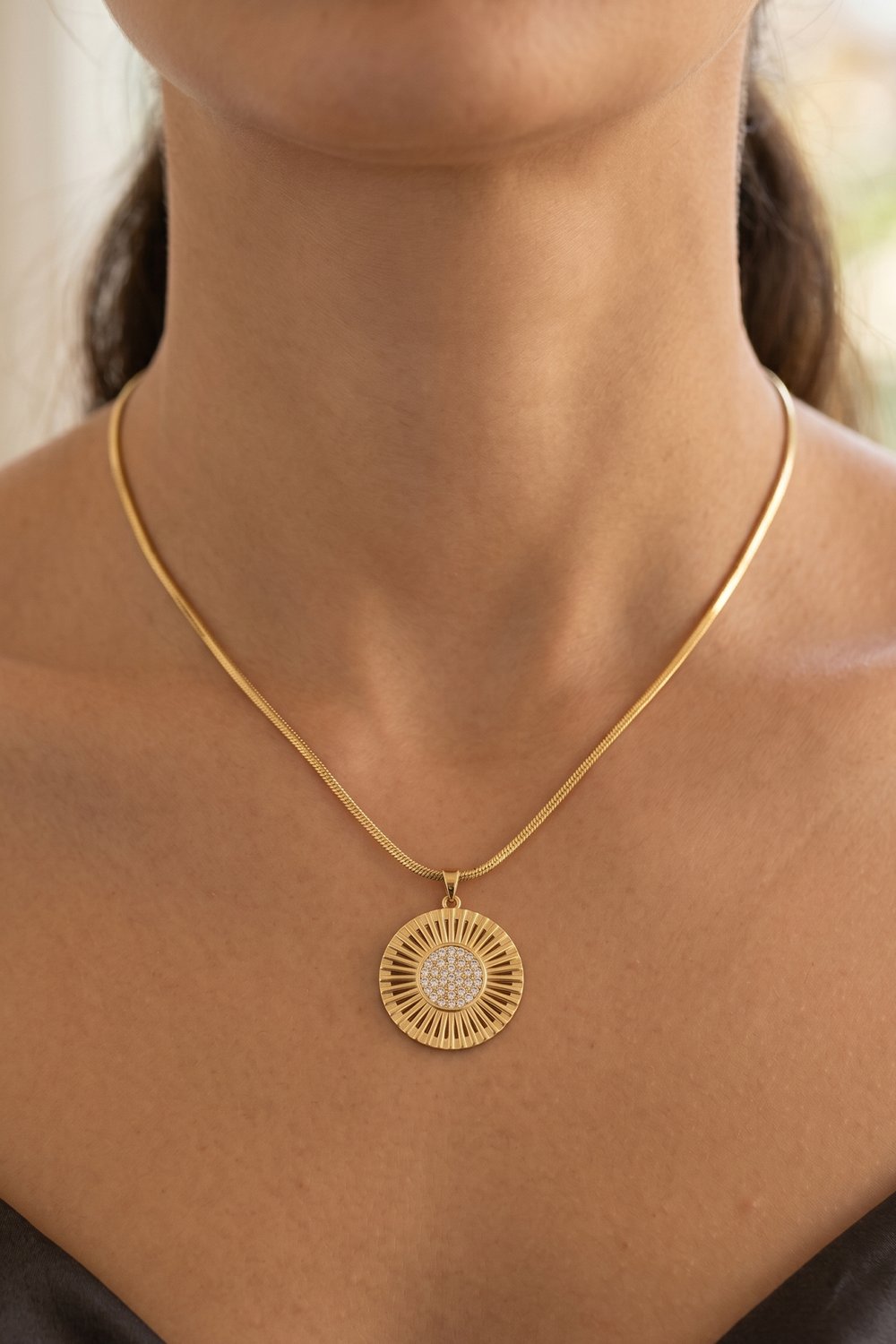 Güneş Figürlü Zirkon Taşlı Gold Kolye