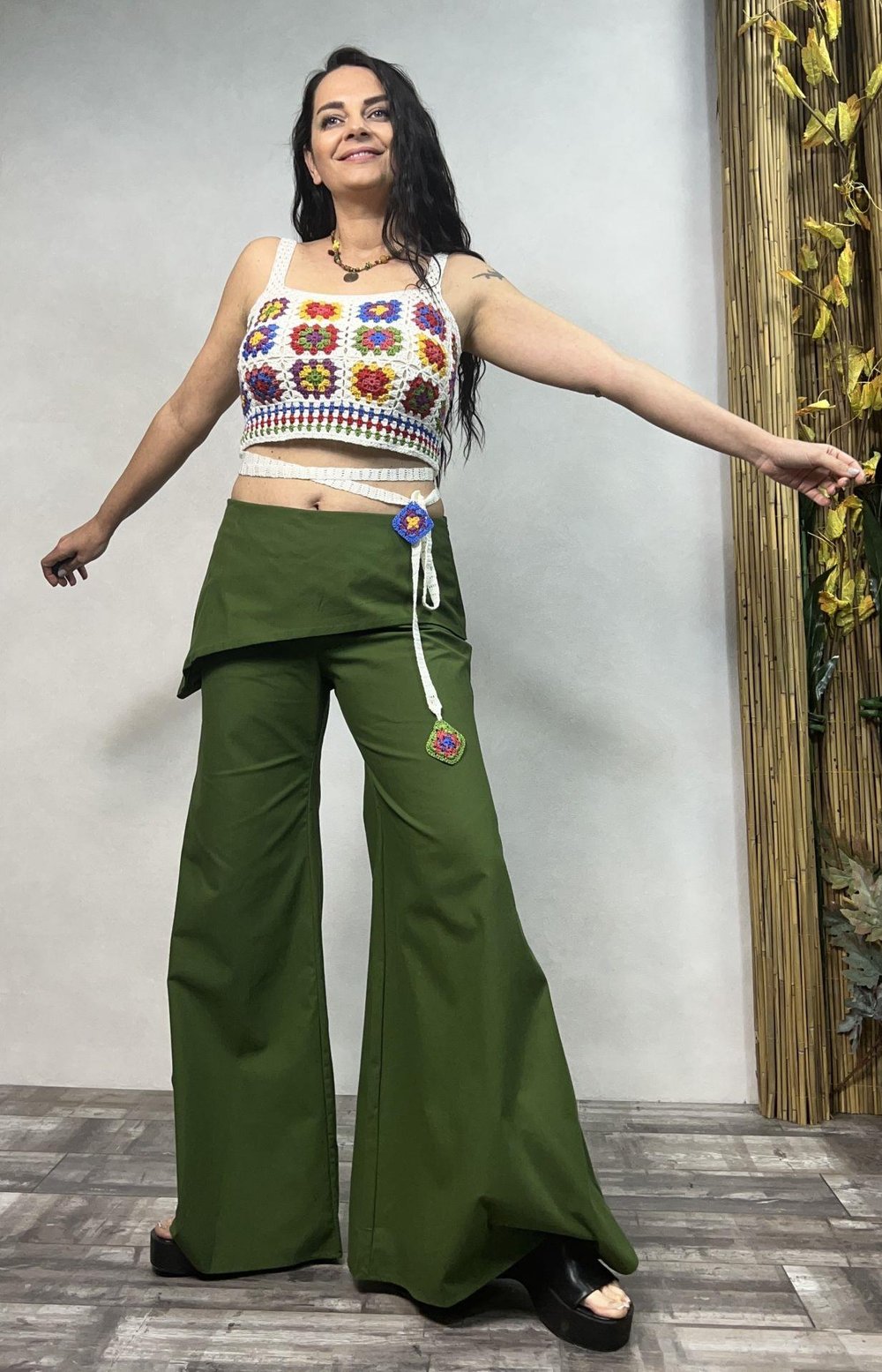 El Örgüsü Dolamalı Motifli Tasarım Crop Bluz - Beyaz