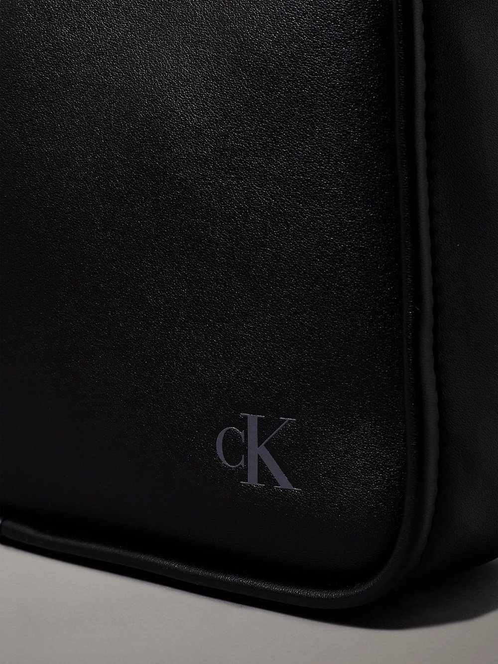 CALVIN KLEIN KADIN OMUZ ÇANTASI K60K611468-BEH