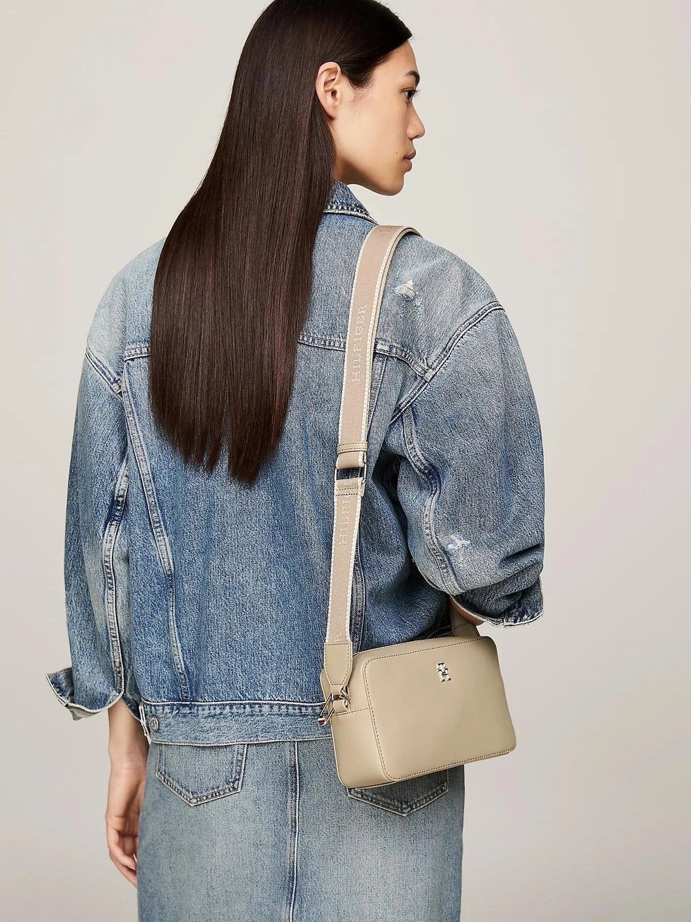 TOMMY HILFIGER KADIN OMUZ ÇANTASI AW0AW16439-AEG