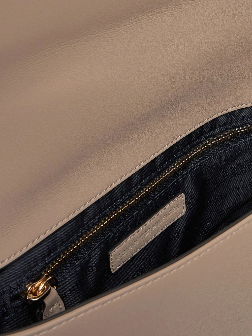 TOMMY HILFIGER KADIN OMUZ ÇANTASI AW0AW17454-AFE