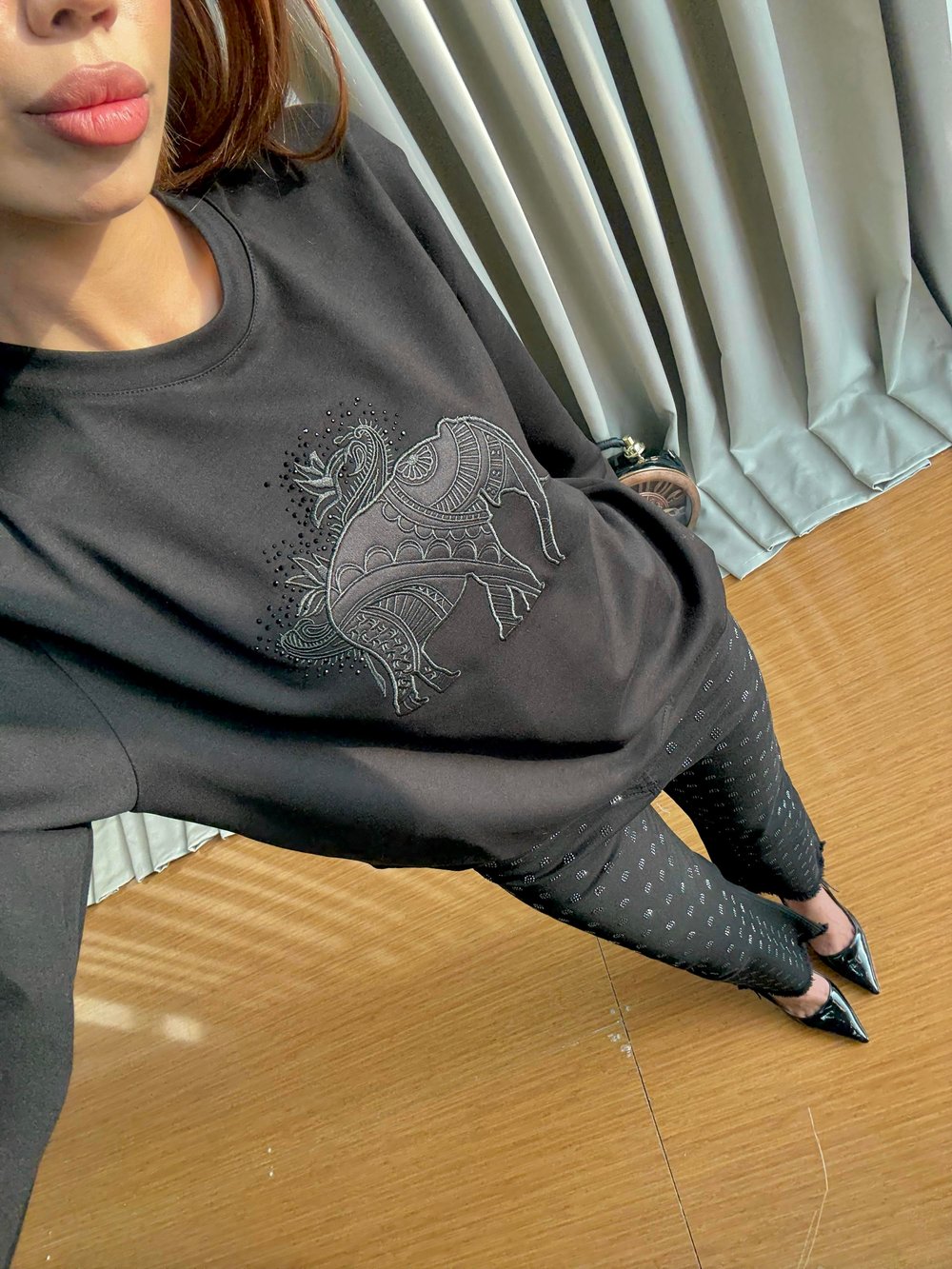 İhraç Fazlası Fil Desenli Siyah Sweatshirt