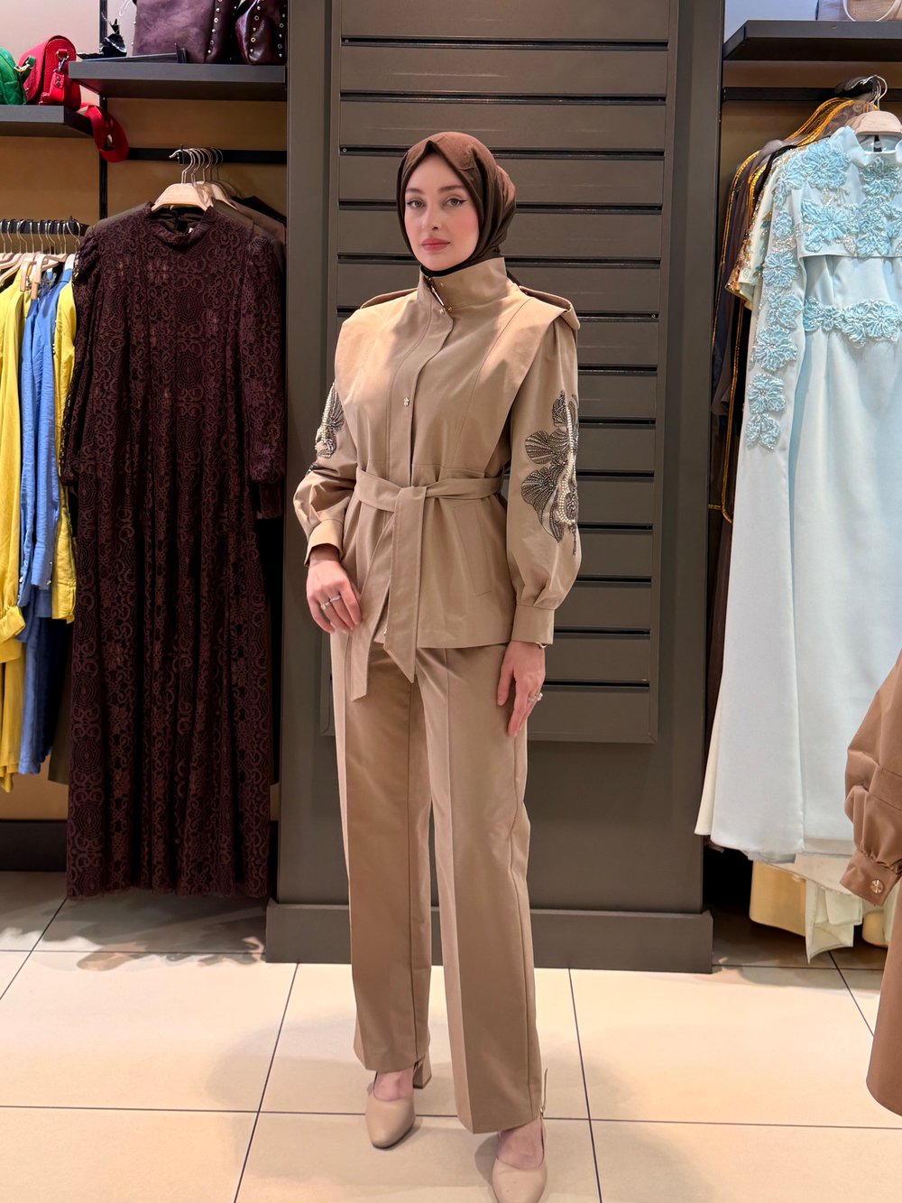 ÇİÇEK İŞLEMELİ KEMERLİ PANTOLON TAKIM CAMEL