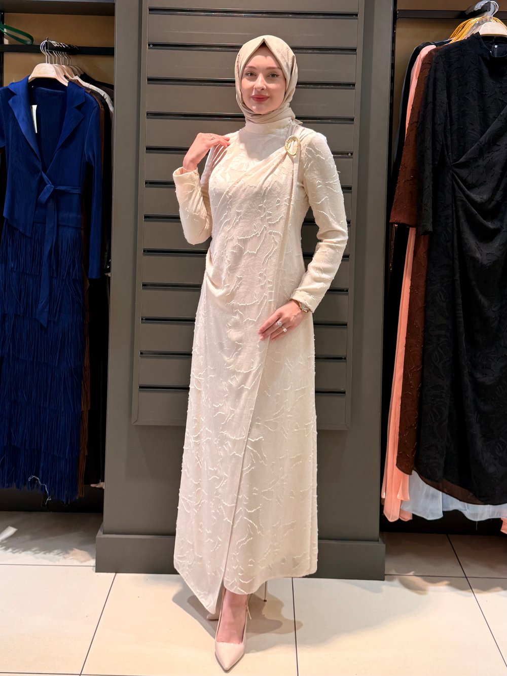 OMUZ BROŞ DETAYLI ELBİSE BEJ